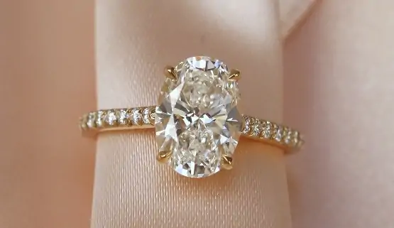 style-hailey-bieber-bague Solitaire en or rose avec diamant naturel de 2.01 ct, pavé de diamants sertis à la main. Une bague de fiançailles rare, élégante et artisanale.