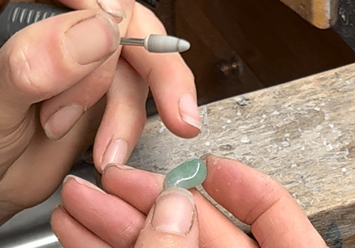 Ein Jade-Cabochon wird nach einem Originaldesign maßgeschneidert und von der Juwelierin Annette Girardon in Paris angefertigt.