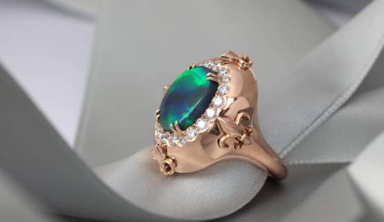 Maßgeschneiderter Cocktailring aus Rotgold mit australischem Schwarzopal. Individuelles Ringdesign von Annette Girardon, Paris.