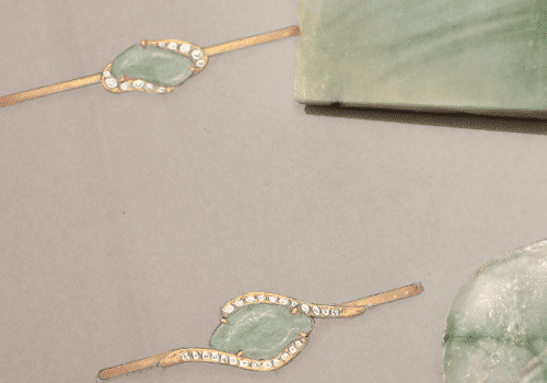 Wenn man individuellen Schmuck anfertigen lässt, beginnt es mit einer Gouache-Zeichnung. Hier ist es ein Armreif, der vpn Annette Girardon in Paris entworfen wurde.