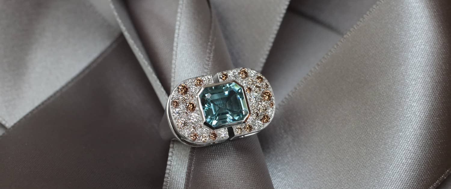 Art-Déco-Ring aus Weißgold mit Aquamarin und weißem und braunem Diamantpavé, ein Schmuckstück aus Paris.