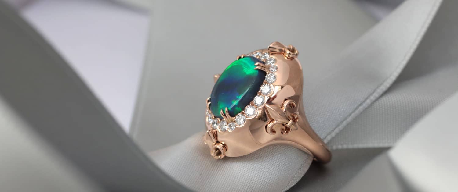 Maßgefertigter Cocktailring aus Rotgold mit australischem Schwarzopal. Individuelles Ringdesign von Annette Girardon, Paris. 