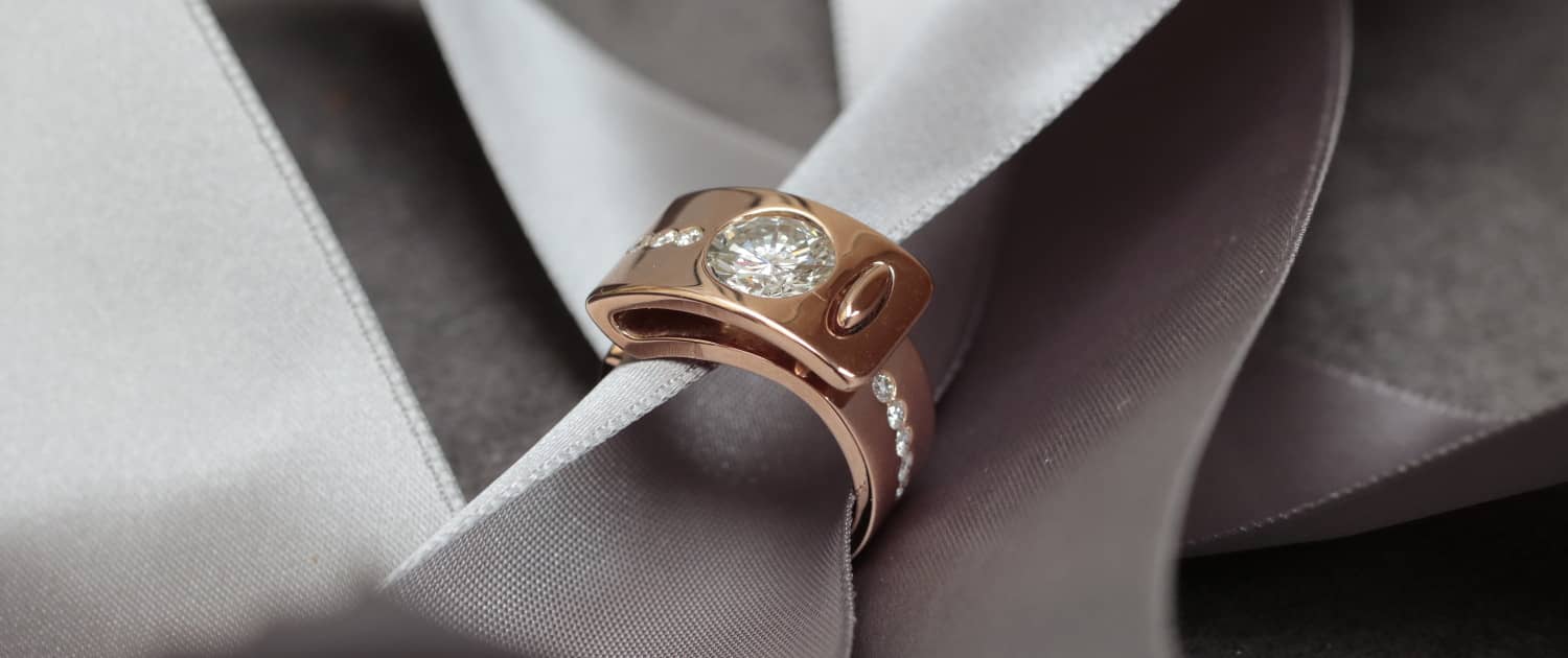 Der Ring 5 aus Rotgold mit Diamanten ist ein persönlicher Ring der Juwelierin Annette Girardon. Er kann auf Anfrage neu angefertigt werden, auch mit einem anderen Mittelstein.