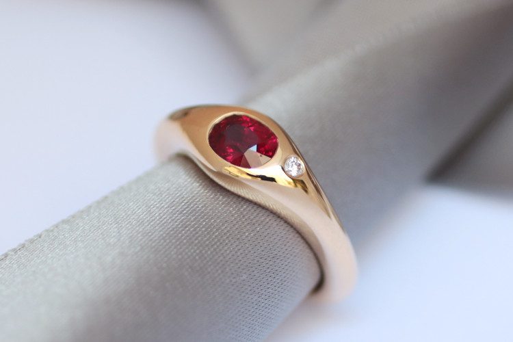 gold-ring-herren-18k Auf der Suche nach Energie wünschte sich ein Kunde der Juwelierin Annette Girardon in Paris einen Ring mit einem Rubin. So entstand dieser Herrenring.