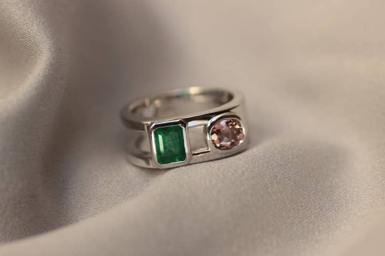 herren-ring-designer Dieser Herrenring in Form eines Bandes aus Weißgold ist mit einem Smaragd und einem rosa Topas besetzt. Mein Kunde hat diese Steine von einer Reise mitgebracht.