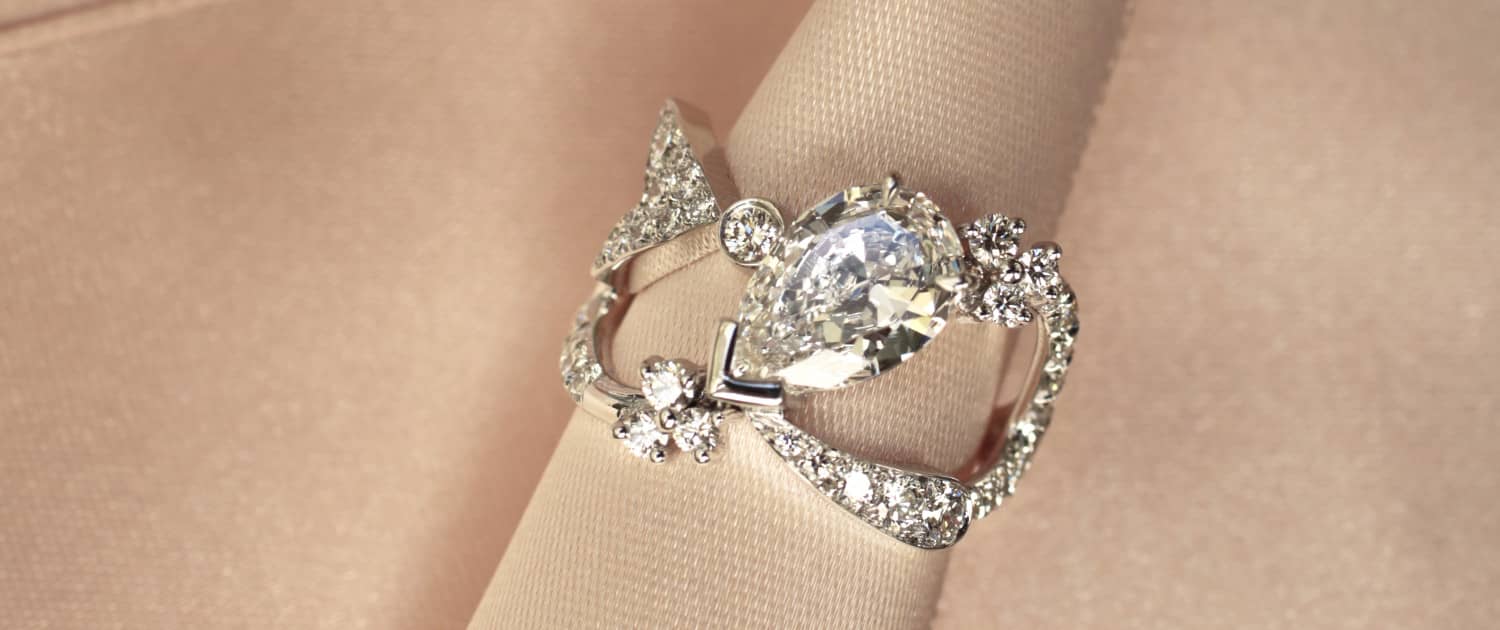 Extravaganter Ring wie aus einem Märchen, mit einem Diamanten in Birnenform, der von Zweigen aus Weißgold umrahmt wird. Diese Schmuckkreation ist ein Design von Annette Girardon aus Paris.