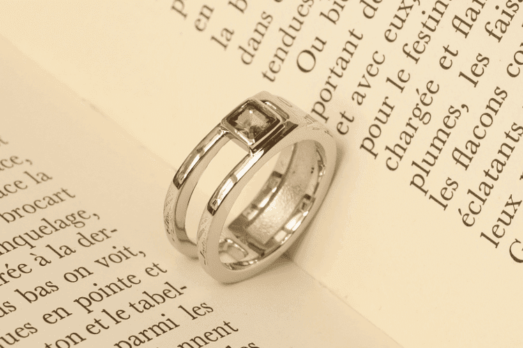 men's-rings Parisian luxury is represented here in the form of a platinum men's ring. Its partially open band is set with a peridot. Annette Girardon is also a brand for high-quality men's jewelry.