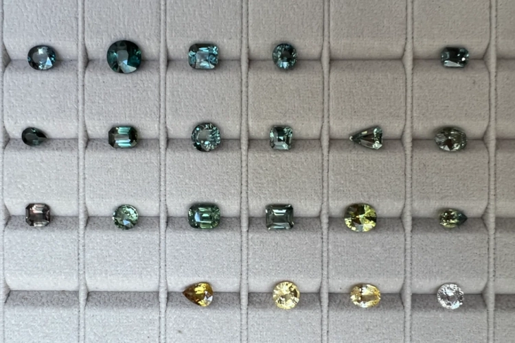 Une selection de saphirs teal et de saphirs jaune pour la création de bagues de fiançailles sur mesure à Paris, à deux pas de la place Vendôme.